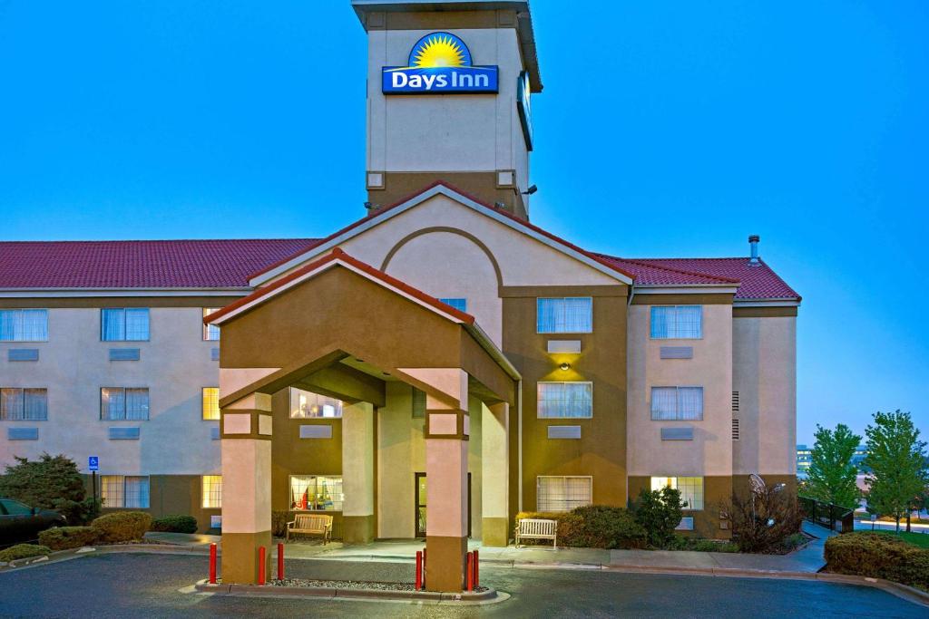 Days Inn by Wyndham Englewood Denver Tech Center Main image 1